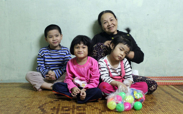 Bà Dung và 3 đứa cháu người dưng được bà cưu mang, nuôi dưỡng từ nhỏ - Ảnh: MY LĂNG