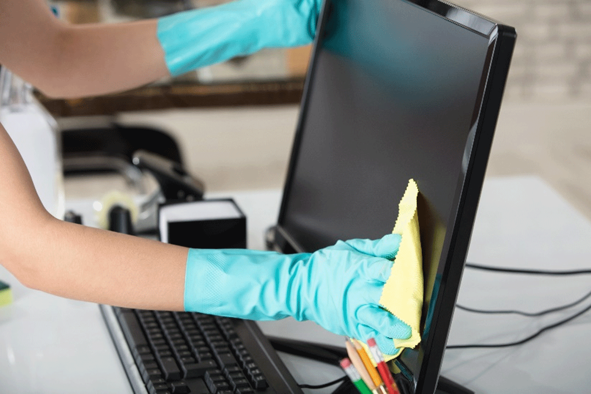 Dân công sở nên giữ bàn làm việc luôn sạch sẽ, thường xuyên vệ sinh bàn phím, màn hình và chuột máy tính