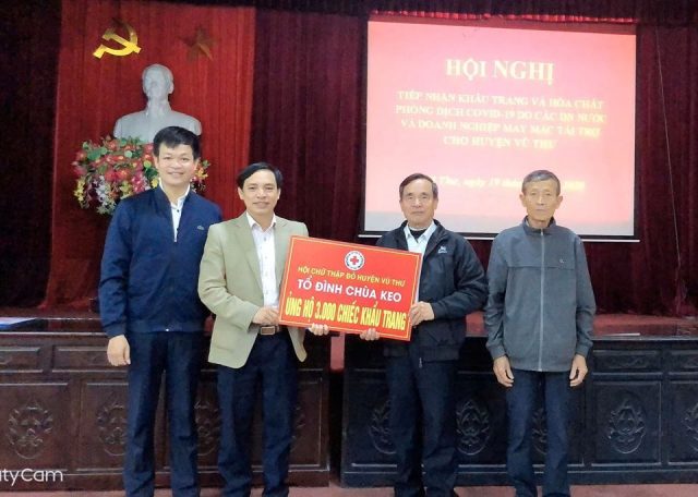 Đại diện Tổ đình chùa Keo trao tặng 3.000 khẩu trang miễn phí