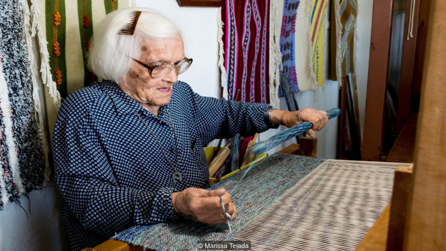 Cụ Ioanna Proiou đã 105 tuổi nhưng hàng ngày vẫn làm công việc dệt vải rất nhanh nhẹn. (Ảnh: Marissa Tejada)