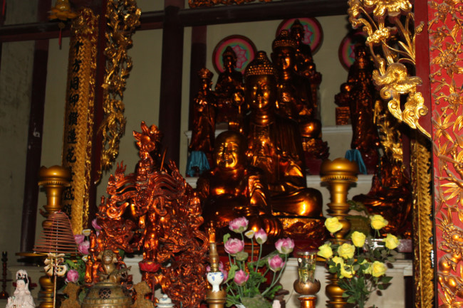 Tượng vàng theo tương truyền ở chùa.