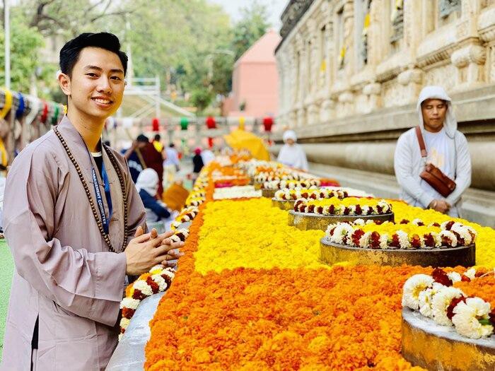 Chàng trai Việt 24 tuổi nặng tình trên đất Phật, ngày ngày nấu 300 suất cơm làm từ thiện