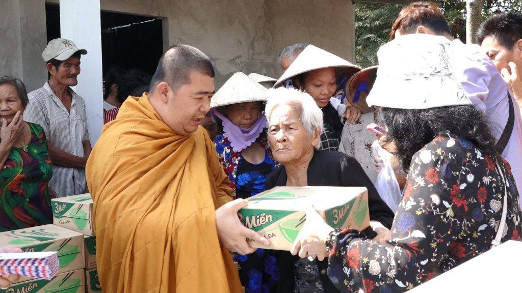 Kiên Giang: Tịnh xá Ngọc Sơn phát quà cho bà con hoàn cảnh khó khăn tại ấp Thạnh Lợi
