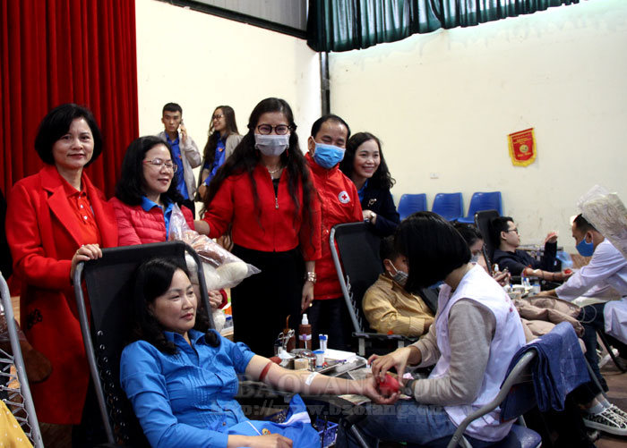 Lãnh đạo Hội Chữ thập đỏ tỉnh động viên người hiến máu tại ngày hội
