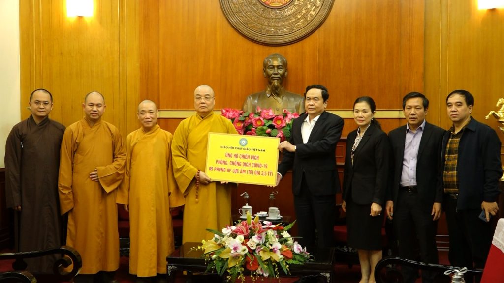 Chủ tịch Trần Thanh Mẫn tiếp nhận ủng hộ từ Trung ương Giáo hội Phật giáo Việt Nam