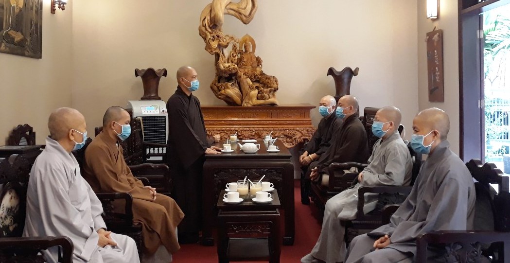 TT.Thích Trí Chơn, Trưởng BTS Phật giáo Q.12 chủ trì cuộc họp - Ảnh: Huệ Trí