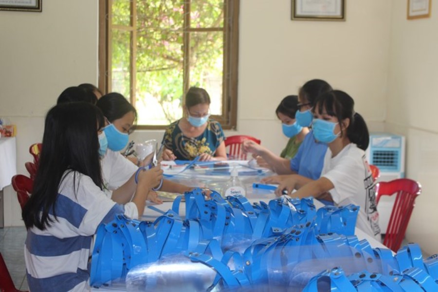 Các em ở làng SOS Huế làm nón bảo hộ phòng chống dịch Covid-19