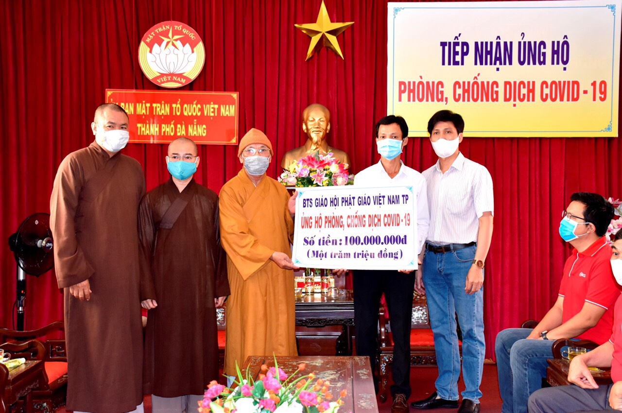 Đại diện BTS Phật giáo TP.Đà Nẵng trao 100 triệu đồng cùng chống dịch Covid-19