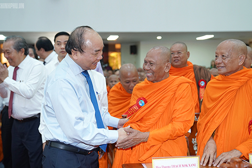 Thủ tướng Nguyễn Xuân Phúc thăm hỏi chư Tăng Nam tông Khmer (năm 2019) - Ảnh: Chinhphu.vn