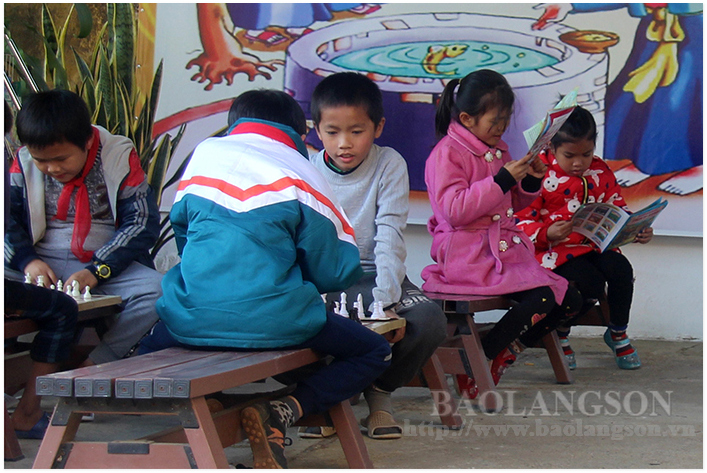 Học sinh Trường Tiểu học xã Đại Đồng đọc sách tại thư viện ngoài trời của nhà trường (hoạt động trước khi có dịch Covid-19)
