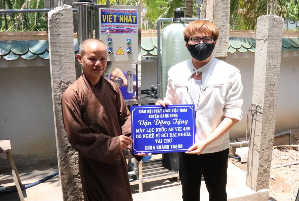 Nghệ sĩ Phật tử Đại Nghĩa làm từ thiện tại Trà Vinh