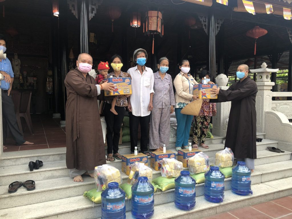 Bến Tre: Tổ Đình Ấn Quang, TP.HCM trao tặng quà cho bà con nghèo mùa nước ngập mặn