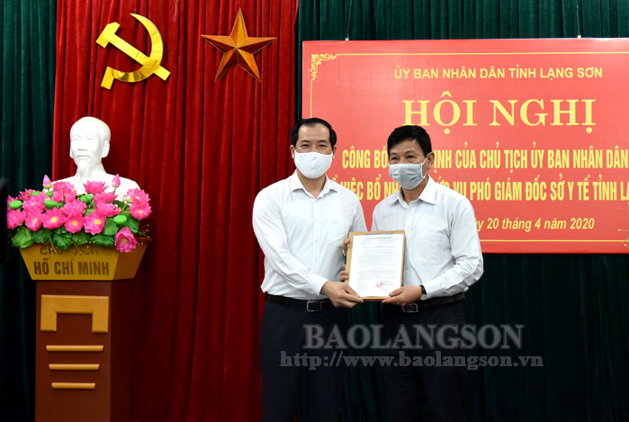 Đồng chí Dương Xuân Huyên, Phó Chủ tịch UBND tỉnh trao quyết định bổ nhiệm Phó Giám đốc Sở Y tế tỉnh cho đồng chí Lý Kim Soi