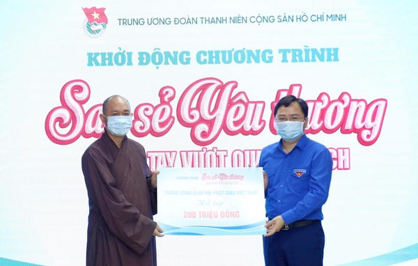 TT.Thích Đức Thiện trao tiền ủng hộ tới ông Nguyễn Anh Tuấn - Ảnh: doanthanhnien.vn