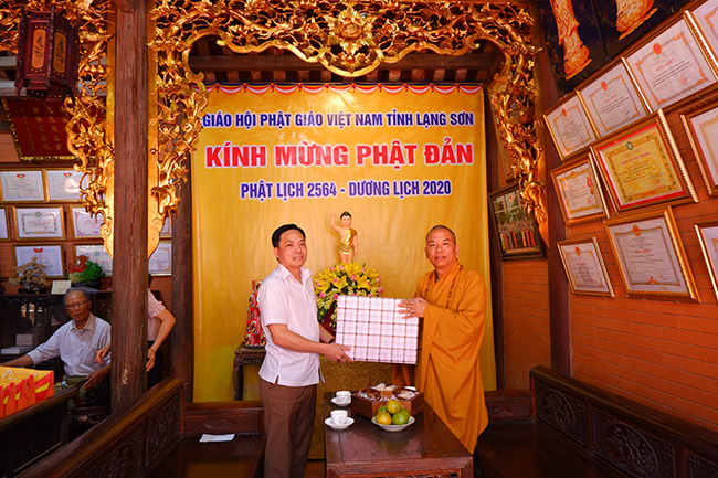 Lạng Sơn: Lãnh đạo chính quyền tỉnh thăm chúc mừng Đại lễ Phật Đản