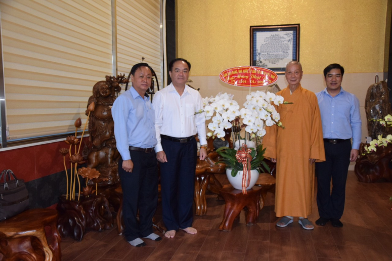 Ông Vũ Chiến Thắng thăm, chúc mừng Phật đản đến Trưởng lão HT.Thích Trí Quảng - Ảnh: BTGCP