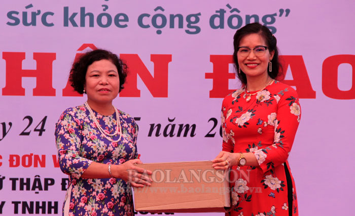 Lãnh đạo Hội Chữ thập đỏ tỉnh (bên phải) trao quà cho Trung tâm Giáo dục nghề nghiệp - Giáo dục thường xuyên huyện Cao Lộc