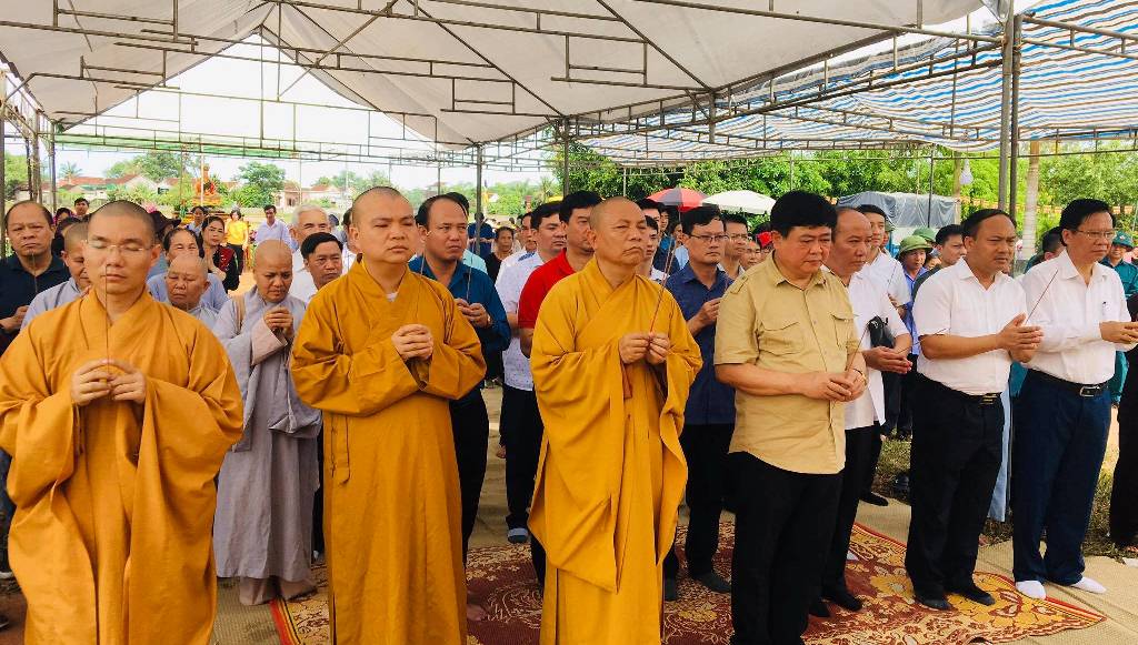 Chư tôn đức Tăng Ni, đại diện chính quyền và Phật tử niêm hương cầu nguyện