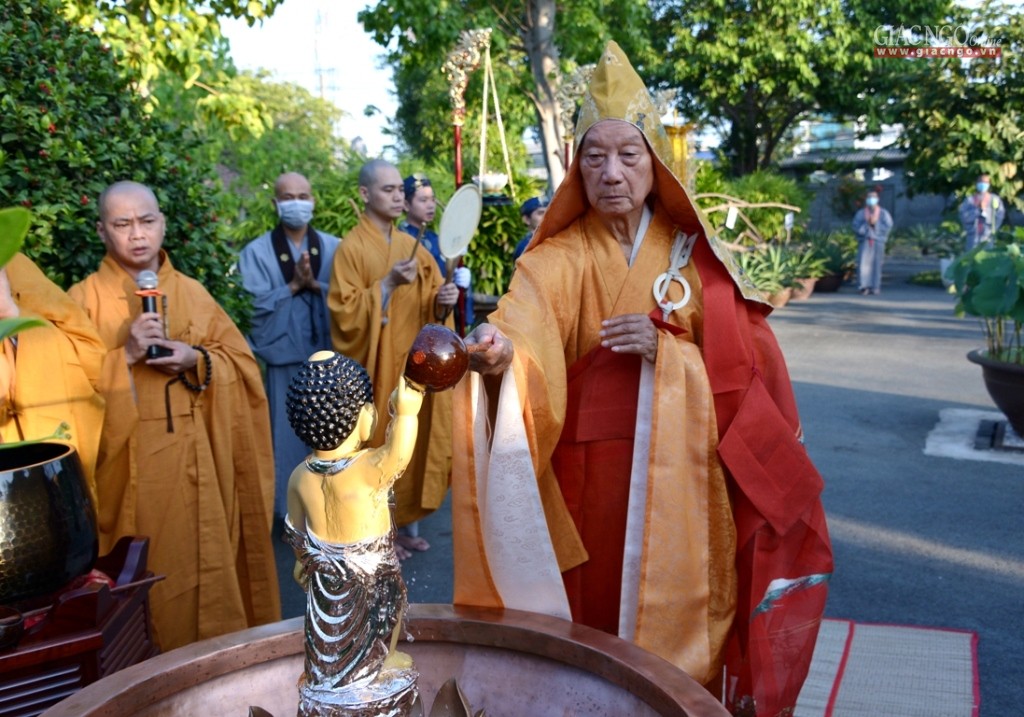 Trưởng lão HT.Thích Trí Quảng cử hành nghi lễ Tắm Phật tại chùa Huê Nghiêm