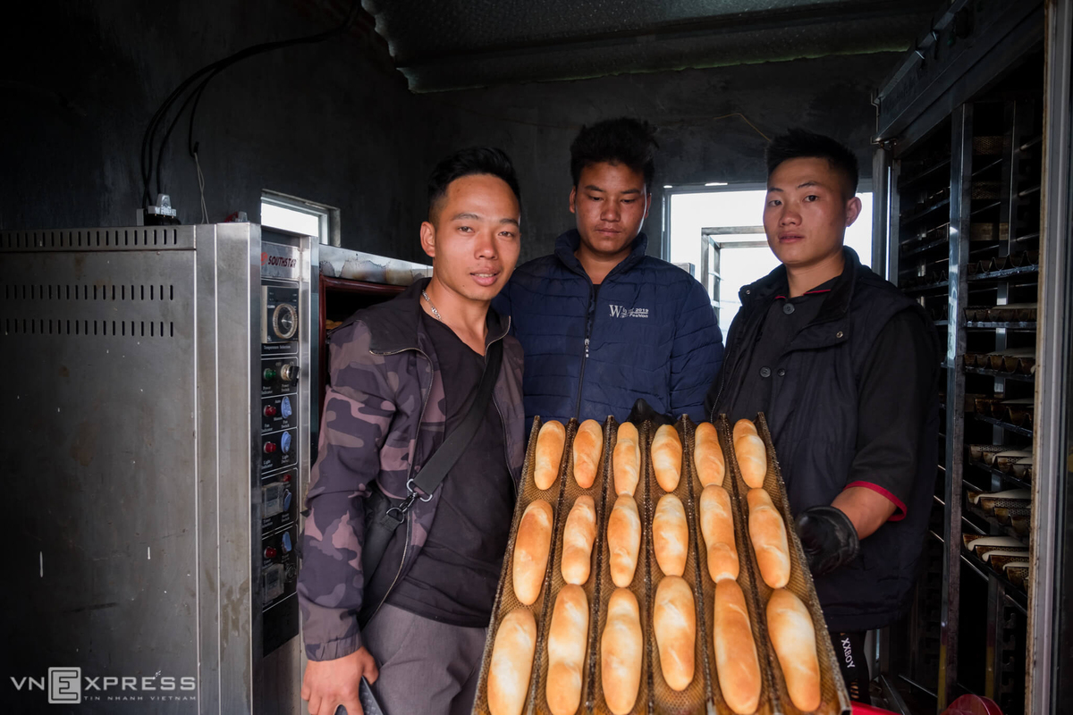 Ba chàng trai Hà Nhì làm bánh mỳ tặng đồng bào