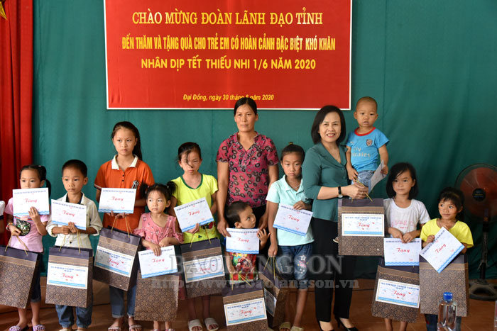 Đồng chí Đoàn Thị Hậu, Phó Chủ tịch Thường trực HĐND tỉnh tặng cho trẻ em có hoàn cảnh đặc biệt của xã Đại Đồng, huyện Tràng Định