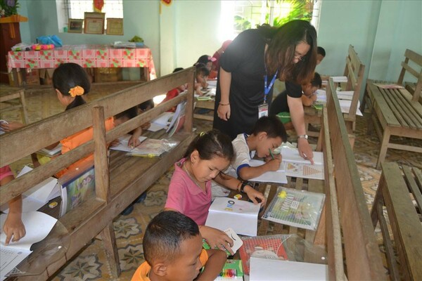 Cô giáo Lương Thị Tâm mở lớp dạy tiếng Anh miễn phí cho học sinh bản Cằng