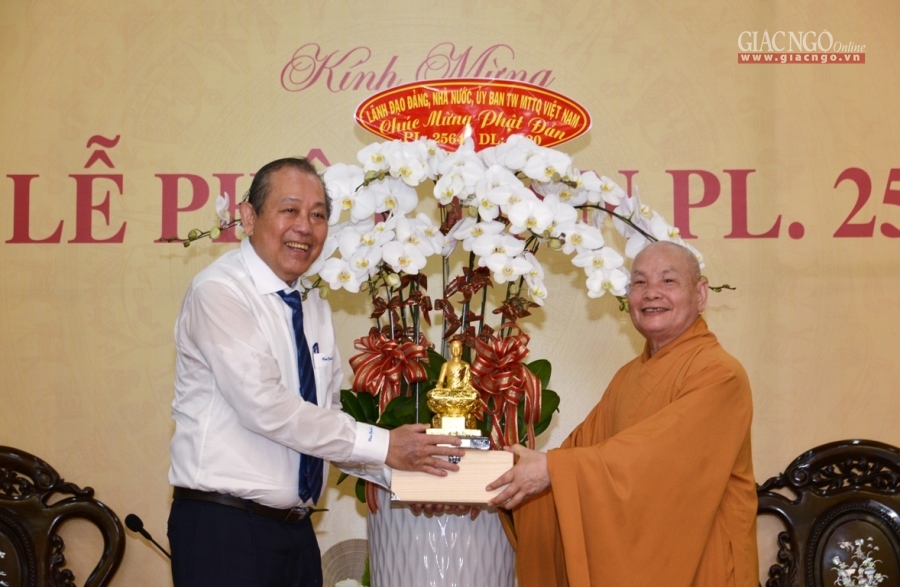 HT.Thích Thiện Nhơn trao tặng tôn tượng Đức Phật hoàng Trần Nhân Tông