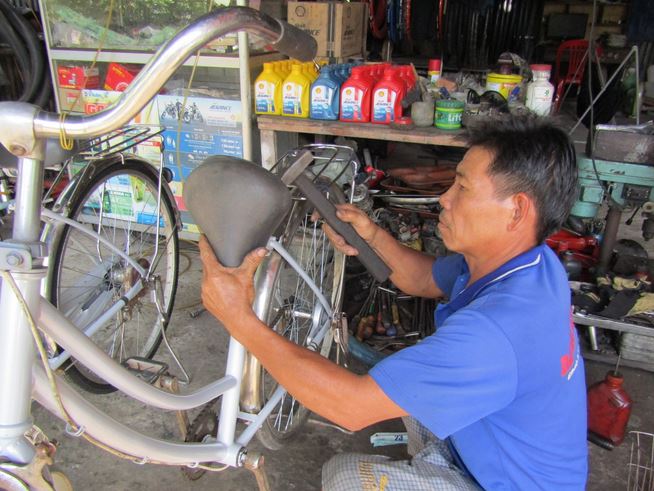 Ông Trần Văn Giàu đang tân trang xe đạp