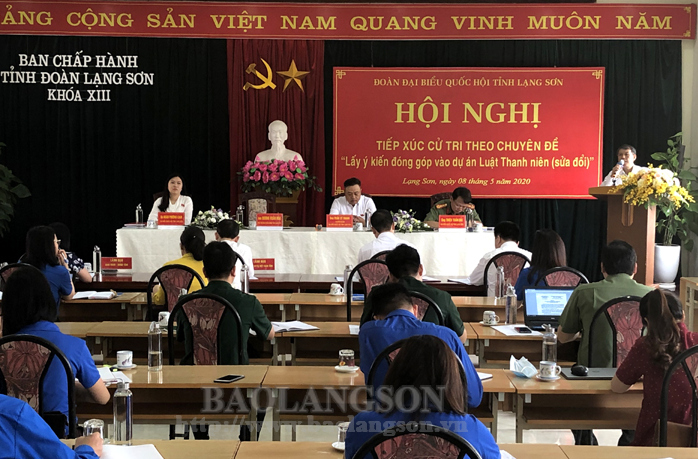 Đại diện Đoàn ĐBQH tỉnh Lạng Sơn báo cáo cử tri về nội dung buổi tiếp xúc
