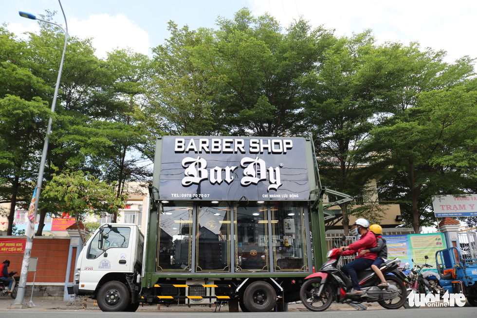 Xe cắt tóc lưu động không khác gì tiệm cắt tóc bình thường, nhưng lại nằm gọn trong một chiếc xe tải - Ảnh: NGỌC PHƯỢNG