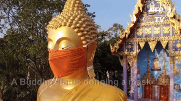 Ngôi chùa đeo khẩu trang cho tượng Phật khổng lồ