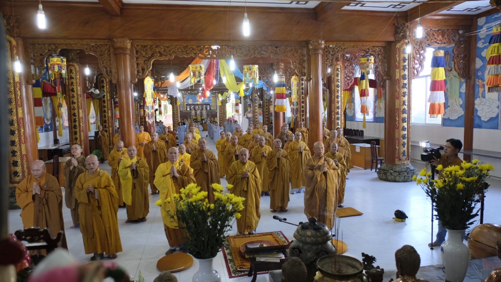 Chư tôn đức dâng hương khai hạ an cư tại trường hạ chùa Đức Phú