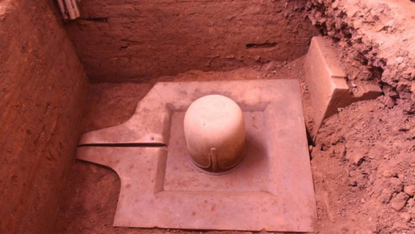 Tượng linga bằng sa thạch nguyên khối có từ thế kỷ 9 được Hội khảo cổ học Ấn Độ (ASI) tìm thấy gần đây - Ảnh: Twitter của Ngoại trưởng Ấn Độ Subrahmanyam Jaishankar