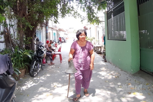 Ở tuổi 66, tay chân đã chậm chạp, nhưng ngày nào bà cũng chống gậy sang thăm nom khu lưu trú 110 phòng.