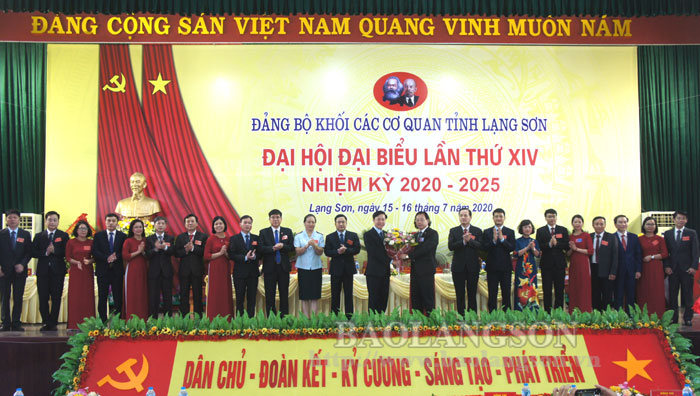 Đồng chí Hoàng Văn Nghiệm, Phó Bí thư Thường trực Tỉnh ủy, Chủ tịch HĐND tỉnh tặng hoa chúc mừng Ban Chấp hành đảng bộ khối các cơ quan tỉnh nhiệm kỳ 2020-2025