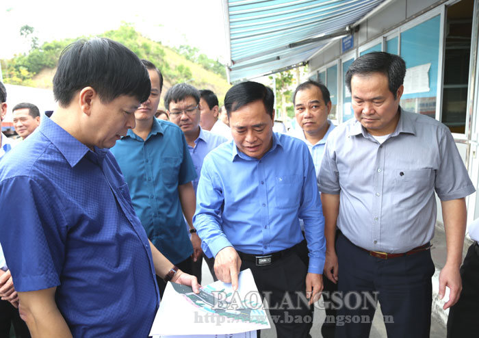 Đồng chí Hồ Tiến Thiệu, Chủ tịch UBND tỉnh kiểm tra tình hình XNK hàng hóa tại cửa khẩu Cốc Nam