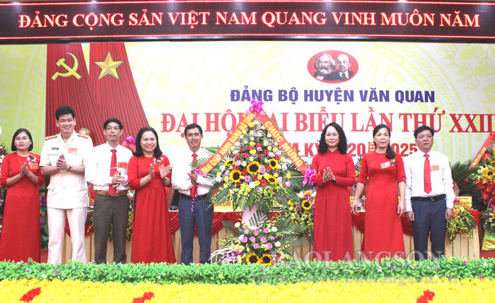 Đồng chí Lâm Thị Phương Thanh, Ủy viên Trung ương Đảng, Bí thư Tỉnh ủy tặng hoa chúc mừng đại hội