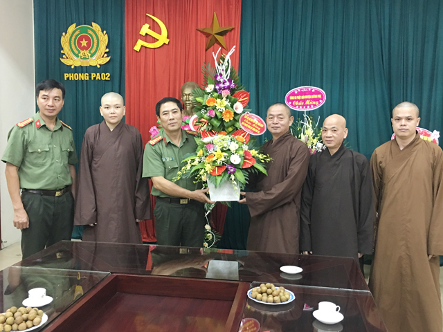 Chư tôn đức Thường trực BTS Phật giáo tỉnh thăm và chúc mừng lãnh đạo phòng PA02 Công an tỉnh vào sáng nay 19-08