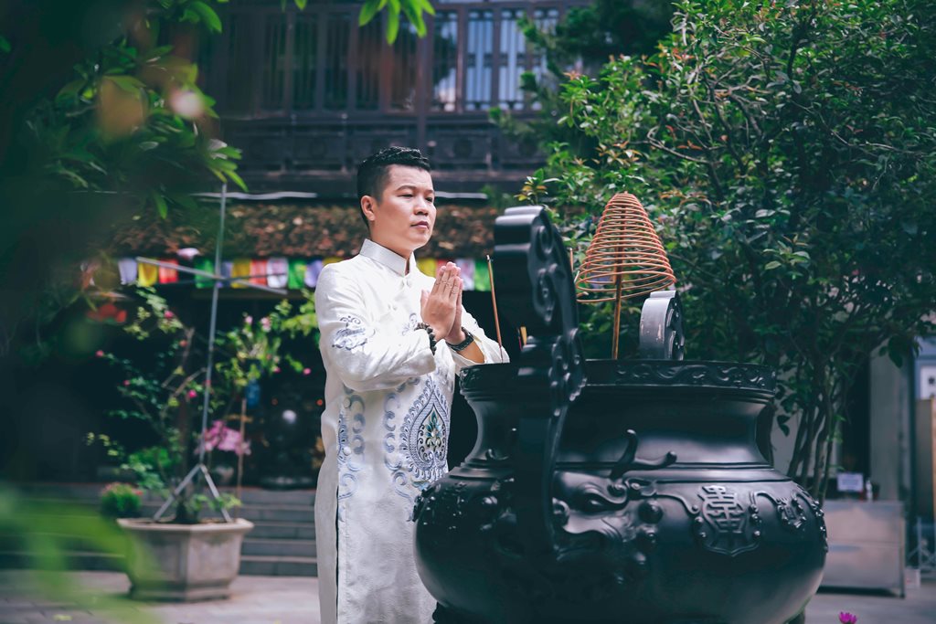 Ca sĩ, Phật tử Nam Chung với cảnh quay trong MV “Mục Liên cứu mẹ”
