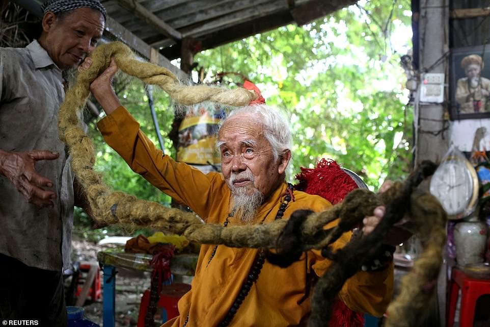 "Dị nhân" Việt Nam 80 năm không cắt tóc lên báo quốc tế