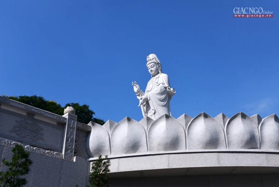 Tôn tượng Bồ-tát Quán Thế Âm trong khuôn viên Việt Nam Quốc Tự - Ảnh: Bảo Toàn
