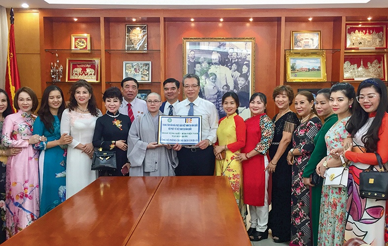 Sư cô Thích Nữ Giới Tánh cùng các phật tử chụp ảnh lưu niệm với Thứ trưởng Ngoại giao Đặng Minh Khôi - Chủ nhiệm Ủy ban Nhà nước về người Việt Nam ở nước ngoài.