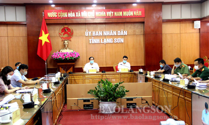 Đồng chí Dương Xuân Huyên, Phó Chủ tịch UBND tỉnh cùng các đại biểu tham dự hội nghị tại điểm cầu Lạng Sơn