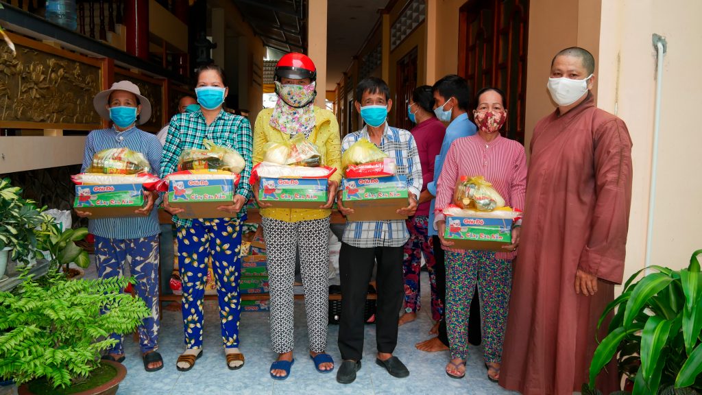 Tiền Giang: Chùa Linh Sơn tặng quà cho các hoàn cảnh khó khăn trong mùa dịch bệnh