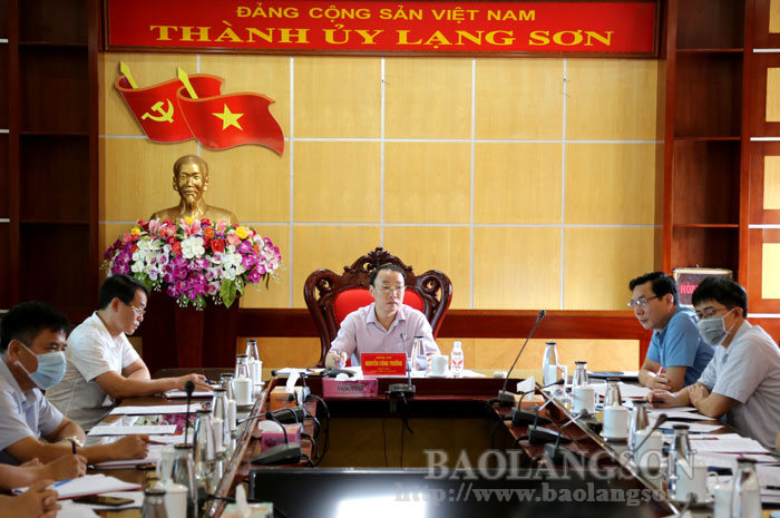 Đồng chí Nguyễn Công Trưởng, Bí thư Thành ủy chủ trì cuộc họp