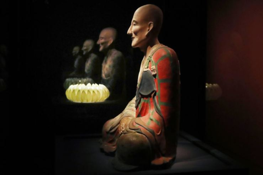 Bức tượng lần đầu tiên được giới thiệu đến công chúng năm 2018 tại Bảo tàng Quốc gia Hàn Quốc