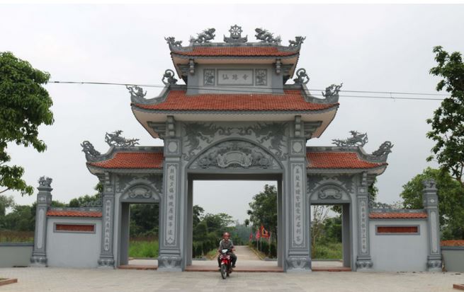 Cổng tam quan chùa Bà Bụt.