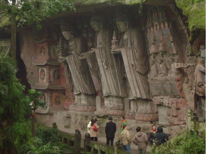 Hệ thống các tượng đá tại đây là kho tàng nghệ thuật của Trung quốc với hơn 5 vạn pho tượng được chạm khắc bằng đá.