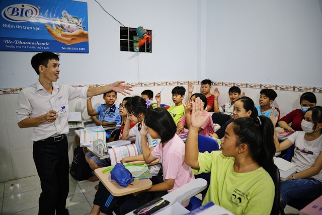 Anh công nhân Hoàng Trọng Khánh đã mở lớp học miễn phí cho các con, em gia đình khó khăn từ năm 2010.