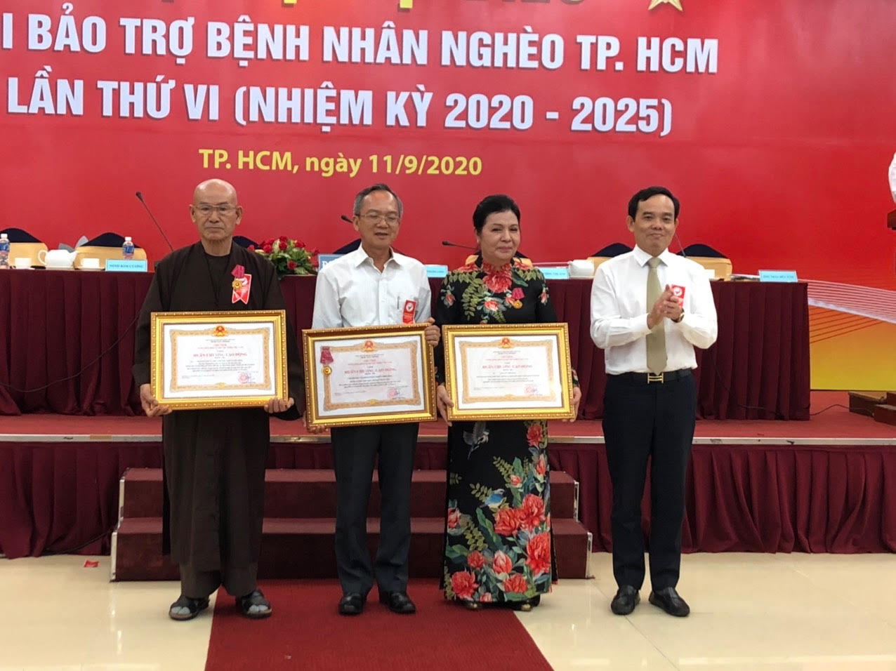 Ông Trần Lưu Quang, Phó Bí thư Thường trực Thành uỷ TP.HCM trao Huân chương Lao động hạng III cho HT.Thích Châu Viên (bìa trái) và các cá nhân, tập thể khác